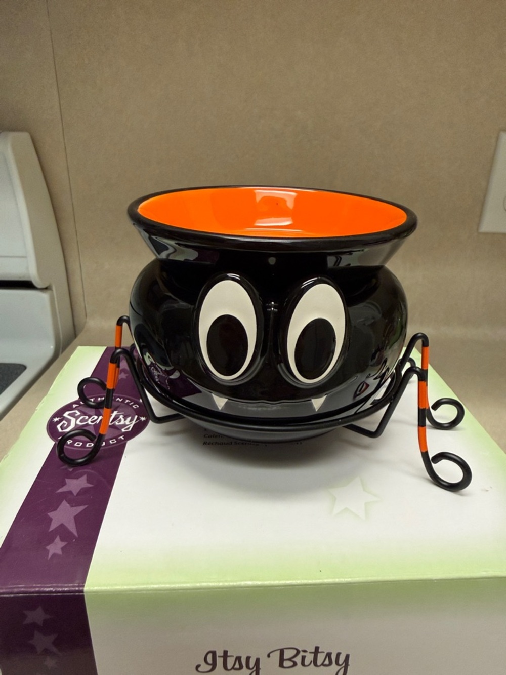 Scentsy Black & Orange Halloween Cauldron Warmer - Picture 2 of 4